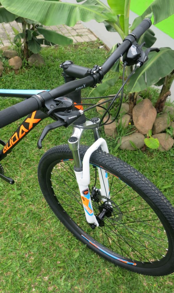 A bike possui aros de 29", suspensão dianteira Zoom de 80mm, freio à disco mecânico, pneus Chaoyang e componentes Shimano.