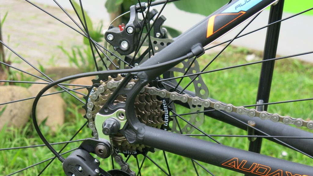 Componentes Shimano integram a transmissão de 21 velocidades