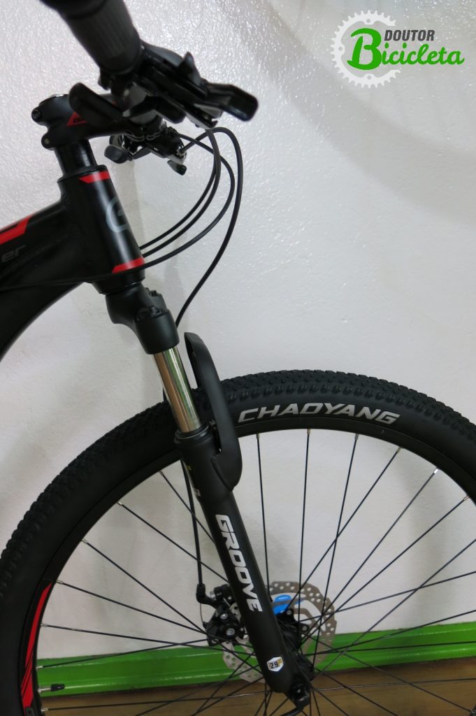 Detalhe: aro 29", freio a disco mecânico, cubos Shimano e pneus Chaoyang.