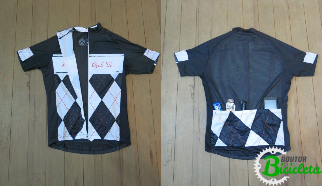 Camisa de ciclismo é fabricada combinando diferentes materiais, proporcionando ventilação adequada. Detalhe do bolso traseiro, ideal para levar pequenos objetos.