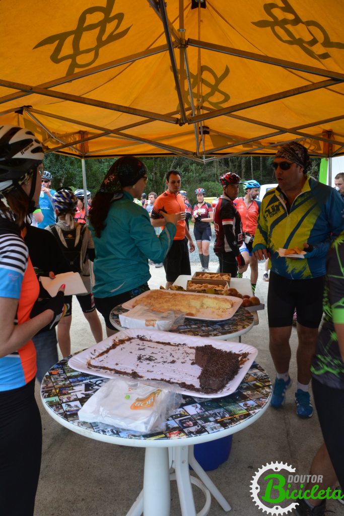 Teve bolo, cuca, frutas e salgadinhos no final do pedal.