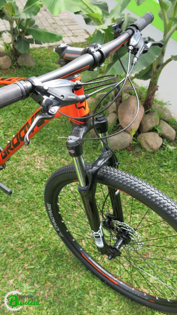 Suspensão dianteira SR Suntour XCM30 com trava no guidão, Aros de 29", freio à disco hidráulico Shimano.