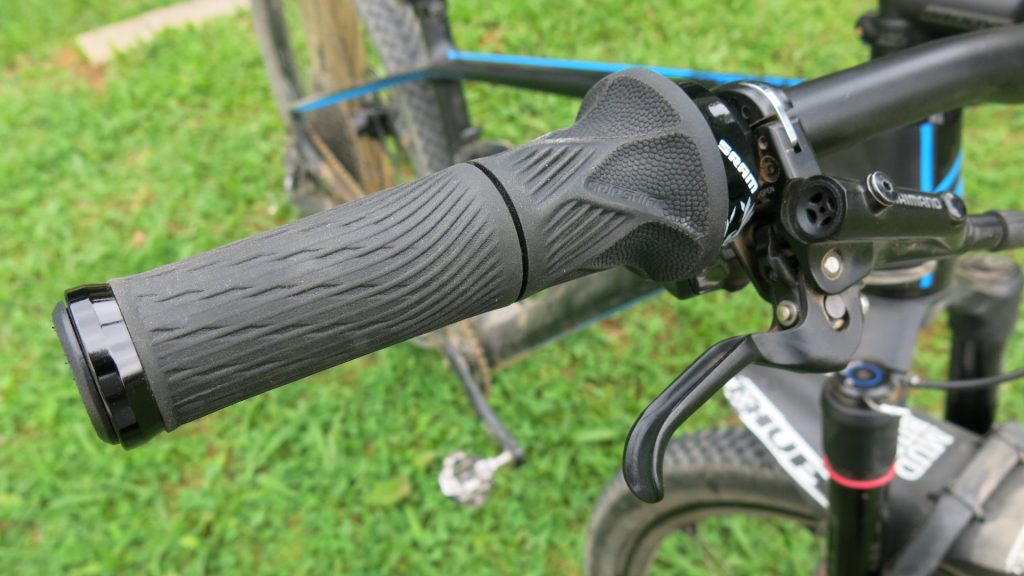 Modificações incluem transmissão SRAM GX Eagle de 12 velocidades com grip shift.