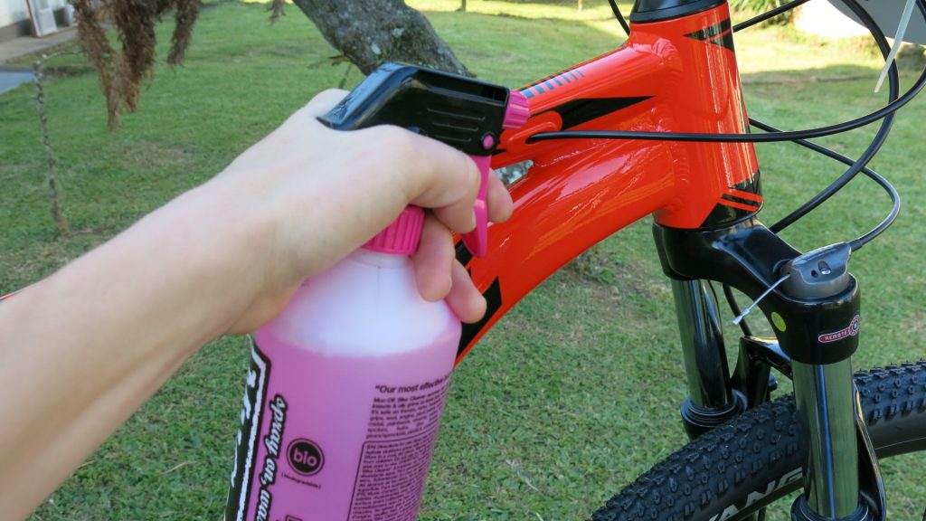 Existem produtos próprios para a limpeza da sua bike; biodegradáveis, não agridem ao meio ambiente.