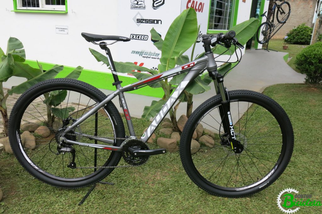 Audax ADX 100 apresenta características dignas de uma Mountain Bike, com 27 velocidades, freio hidráulico e suspensão com 100mm de curso.