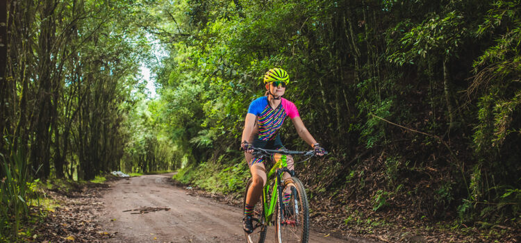 Combinar seu macaquinho de ciclismo feminino com os manguitos.