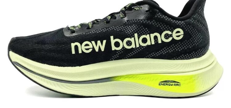 Tênis New Balance FuelCell SuperComp Trainer V2 Preto e Verde – Desempenho Máximo com o Tênis New Balance FuelCell SuperComp Trainer V2